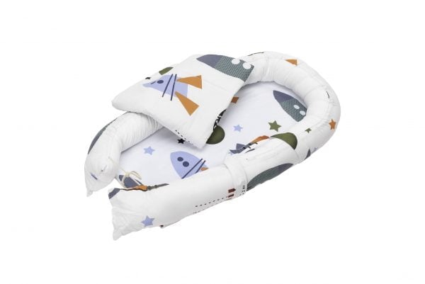 Set Baby Nest Somnart Cosulet bebelusi + Salteluta 42x84x2cm + Paturica 70x70cm, model Rachete