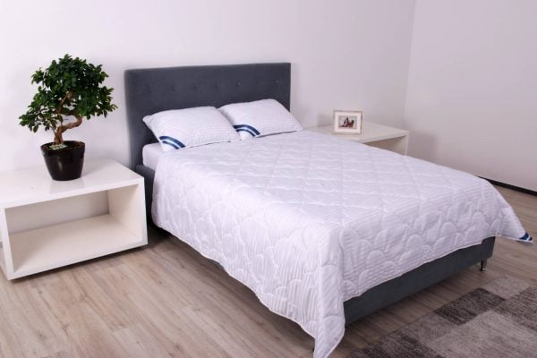 Pilota 200×220 cm microfibra striata, SomnART premium, alba matlasata model nor mare, 400 g, de iarna